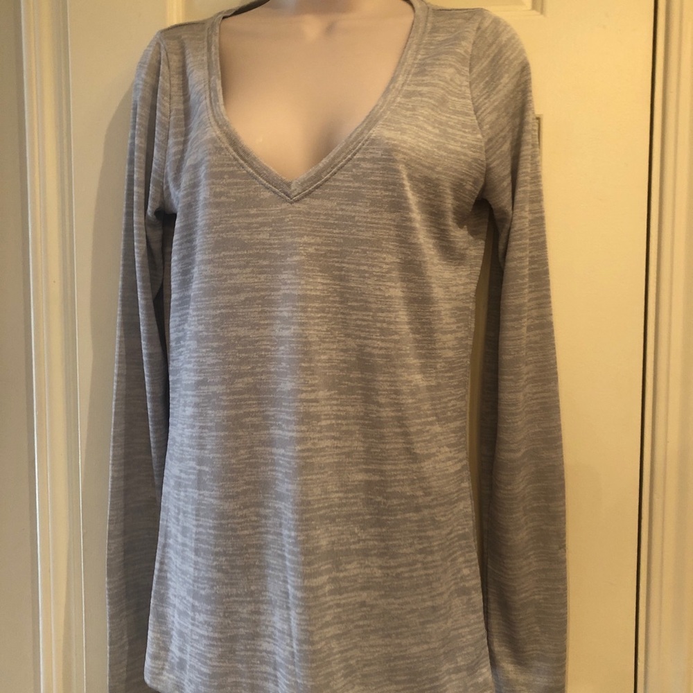 Abercrombie & Fitch Womens Sz L Long Sleeve V Neck Tee Soft & Light Weight.